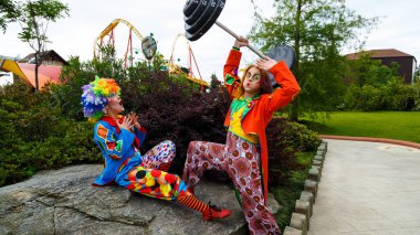 Sochi, Rusya - Haziran 07, 2020 Palyaçolar sokaktaki kameraya poz verdiler. Kostümlü oyuncular. Tatil günü. Maskeli balo. Makyaj. Peruk. Takım elbise. Sochi Parkı. 