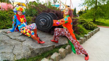 Sochi, Rusya - Haziran 07, 2020 Palyaçolar sokaktaki kameraya poz verdiler. Kostümlü oyuncular. Tatil günü. Maskeli balo. Makyaj. Peruk. Takım elbise. Sochi Parkı. 