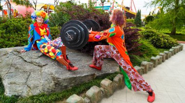 Sochi, Rusya - Haziran 07, 2020 Palyaçolar sokaktaki kameraya poz verdiler. Kostümlü oyuncular. Tatil günü. Maskeli balo. Makyaj. Peruk. Takım elbise. Sochi Parkı. 