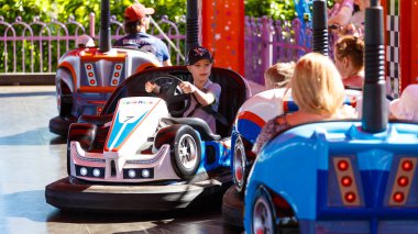 Soçi, Rusya - 10 Haziran 2020: Parkta atlıkarıncaya binen çocuklar. Sochi Parkı, Rusya. Aile tatili. Çıktı. Çekicilik. Aktif yaşam tarzı. - Aile. Eğlenceliydi. Eğlence. 