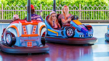 Soçi, Rusya - 10 Haziran 2020: Parkta atlıkarıncaya binen çocuklar. Sochi Parkı, Rusya. Aile tatili. Çıktı. Çekicilik. Aktif yaşam tarzı. - Aile. Eğlenceliydi. Eğlence. 