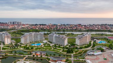 Sochi Park Oteli. - Şehrin yerleşim bölgesi. Sirius. Hava fotoğrafı. Rusya 'nın güneyi. Karadeniz kıyısı. Yukarıdan görüntüle. 