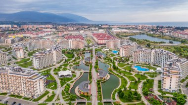 Sochi Park Oteli. - Şehrin yerleşim bölgesi. Sirius. Hava fotoğrafı. Rusya 'nın güneyi. Karadeniz kıyısı. Yukarıdan görüntüle. 