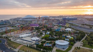 Sochi, Rusya - 20 Haziran 2020 Sochi Parkı. Yukarıdan bak. Gün batımı. İyi akşamlar. Eğlence parkı. - Rusya. Olimpiyat Parkı. 
