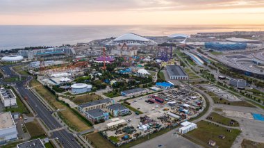 Sochi, Rusya - 20 Haziran 2020 Sochi Parkı. Yukarıdan bak. Gün batımı. İyi akşamlar. Eğlence parkı. - Rusya. Olimpiyat Parkı. 
