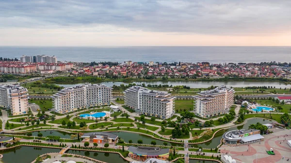 Sochi Park Oteli. - Şehrin yerleşim bölgesi. Sirius. Hava fotoğrafı. Rusya 'nın güneyi. Karadeniz kıyısı. Yukarıdan görüntüle. 