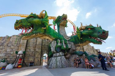 Sochi, Rusya - 20 Haziran 2020: Sochi Parkı. Çekicilik. Landscap. Altyapı parkı. - Rusya. Eğlence parkı ve aile tatili. Işıklar sokağı. Çeşme. Hız treni. Dönme dolap. Otel Bogatyr