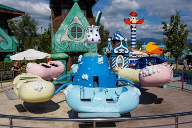 Sochi, Rusya - 20 Haziran 2020: Sochi Parkı. Çekicilik. Landscap. Altyapı parkı. - Rusya. Eğlence parkı ve aile tatili. Işıklar sokağı. Çeşme. Hız treni. Dönme dolap. Otel Bogatyr