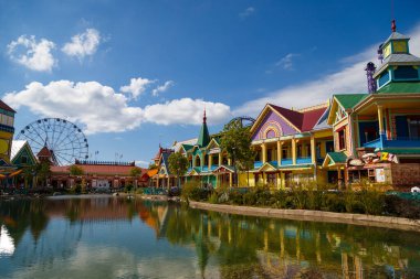 Sochi, Rusya - 20 Haziran 2020: Sochi Parkı. Çekicilik. Landscap. Altyapı parkı. - Rusya. Eğlence parkı ve aile tatili. Işıklar sokağı. Çeşme. Hız treni. Dönme dolap. Otel Bogatyr