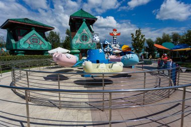 Sochi, Rusya - 20 Haziran 2020: Sochi Parkı. Çekicilik. Landscap. Altyapı parkı. - Rusya. Eğlence parkı ve aile tatili. Işıklar sokağı. Çeşme. Hız treni. Dönme dolap. Otel Bogatyr