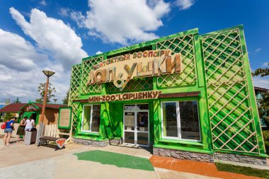 Sochi, Rusya - 20 Haziran 2020: Sochi Parkı. Çekicilik. Landscap. Altyapı parkı. - Rusya. Eğlence parkı ve aile tatili. Işıklar sokağı. Çeşme. Hız treni. Dönme dolap. Otel Bogatyr