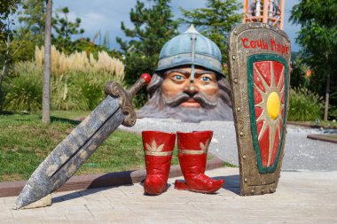 Sochi, Rusya - 20 Haziran 2020: Sochi Parkı. Çekicilik. Landscap. Altyapı parkı. - Rusya. Eğlence parkı ve aile tatili. Işıklar sokağı. Çeşme. Hız treni. Dönme dolap. Otel Bogatyr