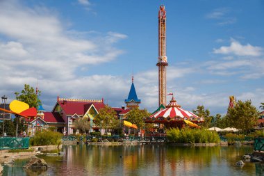 Sochi, Rusya - 20 Haziran 2020: Sochi Parkı. Çekicilik. Landscap. Altyapı parkı. - Rusya. Eğlence parkı ve aile tatili. Işıklar sokağı. Çeşme. Hız treni. Dönme dolap. Otel Bogatyr