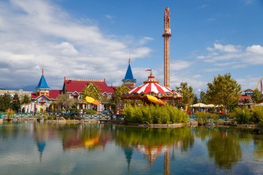 Sochi, Rusya - 20 Haziran 2020: Sochi Parkı. Çekicilik. Landscap. Altyapı parkı. - Rusya. Eğlence parkı ve aile tatili. Işıklar sokağı. Çeşme. Hız treni. Dönme dolap. Otel Bogatyr