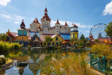 Sochi, Rusya - 20 Haziran 2020: Sochi Parkı. Çekicilik. Landscap. Altyapı parkı. - Rusya. Eğlence parkı ve aile tatili. Işıklar sokağı. Çeşme. Hız treni. Dönme dolap. Otel Bogatyr