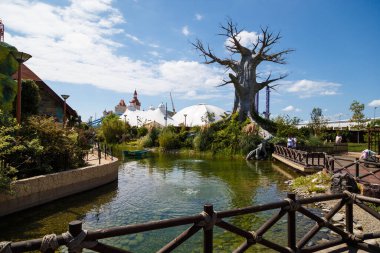 Sochi, Rusya - 20 Haziran 2020: Sochi Parkı. Çekicilik. Landscap. Altyapı parkı. - Rusya. Eğlence parkı ve aile tatili. Işıklar sokağı. Çeşme. Hız treni. Dönme dolap. Otel Bogatyr