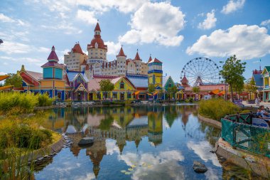 Sochi, Rusya - 20 Haziran 2020: Sochi Parkı. Çekicilik. Landscap. Altyapı parkı. - Rusya. Eğlence parkı ve aile tatili. Işıklar sokağı. Çeşme. Hız treni. Dönme dolap. Otel Bogatyr