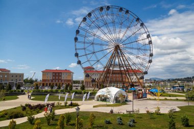 Sochi, Rusya - 20 Haziran 2020: Sochi Parkı. Çekicilik. Landscap. Altyapı parkı. - Rusya. Eğlence parkı ve aile tatili. Işıklar sokağı. Çeşme. Hız treni. Dönme dolap. Otel Bogatyr