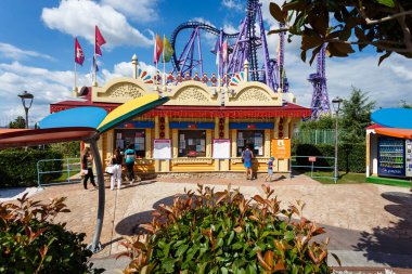 Sochi, Rusya - 20 Haziran 2020: Sochi Parkı. Çekicilik. Landscap. Altyapı parkı. - Rusya. Eğlence parkı ve aile tatili. Işıklar sokağı. Çeşme. Hız treni. Dönme dolap. Otel Bogatyr