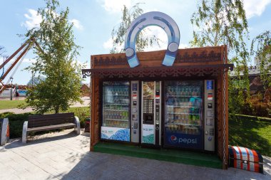 Sochi, Rusya - 20 Haziran 2020: Sochi Parkı. Çekicilik. Landscap. Altyapı parkı. - Rusya. Eğlence parkı ve aile tatili. Işıklar sokağı. Çeşme. Hız treni. Dönme dolap. Otel Bogatyr