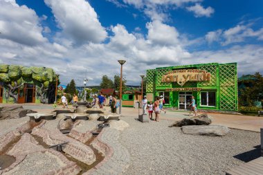 Sochi, Rusya - 20 Haziran 2020: Sochi Parkı. Çekicilik. Landscap. Altyapı parkı. - Rusya. Eğlence parkı ve aile tatili. Işıklar sokağı. Çeşme. Hız treni. Dönme dolap. Otel Bogatyr