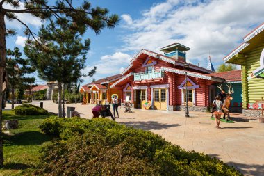Sochi, Rusya - 20 Haziran 2020: Sochi Parkı. Çekicilik. Landscap. Altyapı parkı. - Rusya. Eğlence parkı ve aile tatili. Işıklar sokağı. Çeşme. Hız treni. Dönme dolap. Otel Bogatyr