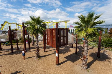 Sochi, Rusya - 20 Haziran 2020: Sochi Parkı. Çekicilik. Landscap. Altyapı parkı. - Rusya. Eğlence parkı ve aile tatili. Işıklar sokağı. Çeşme. Hız treni. Dönme dolap. Otel Bogatyr