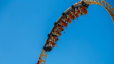 Sochi, Rusya - 20 Haziran 2020: Sochi Parkı. Çekicilik. Landscap. Altyapı parkı. - Rusya. Eğlence parkı ve aile tatili. Işıklar sokağı. Çeşme. Hız treni. Dönme dolap. Otel Bogatyr