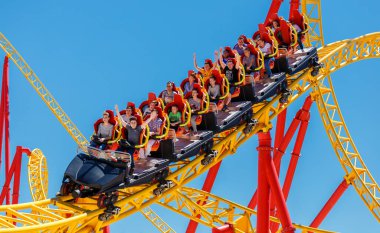 Sochi, Rusya - Haziran 08, 2020: Sochi Park 'ta Cazibe. Hız treni. Aile tatili. Eğlenceliydi. Yaz. Tatil. 