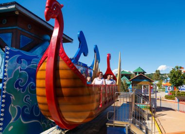 Sochi, Rusya - Haziran 08, 2020: Sochi Park 'ta Cazibe. Hız treni. Aile tatili. Eğlenceliydi. Yaz. Tatil. 