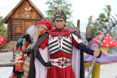 Sochi, Rusya - 11 Haziran 2020: Rus peri masallarındaki muhteşem karakterler Baba Yaga ve Ölümsüz Koschei. Kostümlü oyuncular. Makyaj. Çocuk tatili. Eski günlerdeki stil. Sochi Parkı