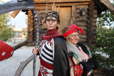 Sochi, Rusya - 11 Haziran 2020: Rus peri masallarındaki muhteşem karakterler Baba Yaga ve Ölümsüz Koschei. Kostümlü oyuncular. Makyaj. Çocuk tatili. Eski günlerdeki stil. Sochi Parkı