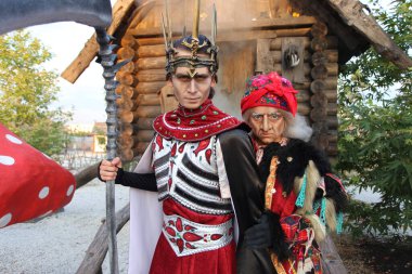 Sochi, Rusya - 11 Haziran 2020: Rus peri masallarındaki muhteşem karakterler Baba Yaga ve Ölümsüz Koschei. Kostümlü oyuncular. Makyaj. Çocuk tatili. Eski günlerdeki stil. Sochi Parkı