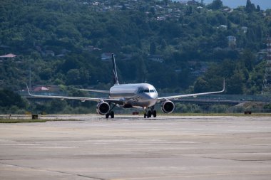 Sochi, Rusya - 30 Haziran 2020 Havaalanı. Pist. Uçak kalkıyor. Yolcu trafiği. Hava ulaşımı. Uçuş. 