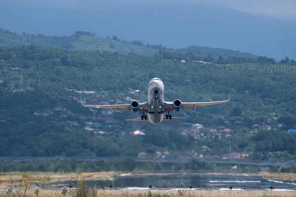 ロシア 2020年6月30日空港 滑走路 飛行機は離陸している 旅客輸送 航空輸送 — ストック写真