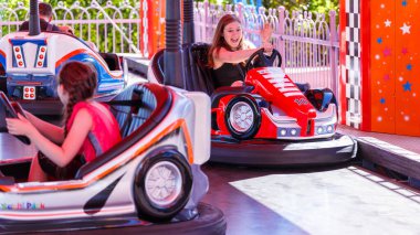 Sochi, Rusya - Haziran 06.2020 Çocuklar at biniyor. Eğlence parkı. Sochi Parkı. Yüksek kalite fotoğraf