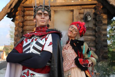 Sochi, Rusya - Haziran 06, 2020: Lunaparktaki animasyoncular. Aktör. Baba yaga ve Ölümsüz Koshchei. Pandomim. Makyaj. Sochi Parkı. 