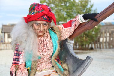 Sochi, Rusya - Haziran 07 2020: Baba Yaga. Sochi Parkı. Oyunculuk. Bir Rus masalından harika bir karakter. Yaşlı bir kadın. Cadılar Bayramı kostümü. 