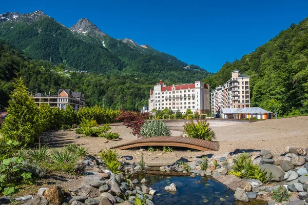 Hotel Las Montañas Descanse Naturaleza Árboles Verdes Lago Puente Madera —  Fotos de Stock