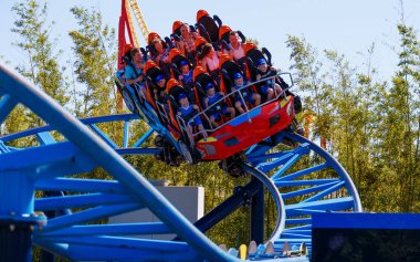 Soçi, Rusya - Haziran 06.2020: Çocuklar lunaparkta bir eğlence parkına biniyorlar. Hız treni. Bir sürü çocuk.. 