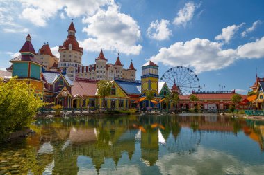 Sochi, Rusya - 20 Haziran 2020: Otel Bogatyr. Sochi Parkı. Eğlence parkında dinlen. Tatil. Soçi. Yaz. Parkın iç kısmı. Bir sokak lambası. Göl. Açık mavi gökyüzü. 