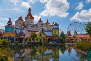 Sochi, Rusya - 20 Haziran 2020: Otel Bogatyr. Sochi Parkı. Eğlence parkında dinlen. Tatil. Soçi. Yaz. Parkın iç kısmı. Bir sokak lambası. Göl. Açık mavi gökyüzü. 