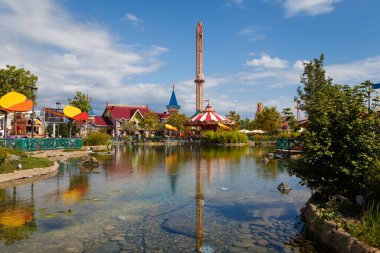 Sochi, Rusya - 20 Haziran 2020: Otel Bogatyr. Sochi Parkı. Eğlence parkında dinlen. Tatil. Soçi. Yaz. Parkın iç kısmı. Bir sokak lambası. Göl. Açık mavi gökyüzü. 