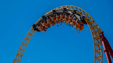 Sochi, Rusya - 20 Haziran 2020 Hız treni. Sochi Parkı. Eğlenceliydi. Eğlence. Atlıkarınca. Canlandırıcı. 