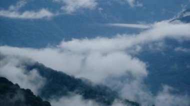 Dağ manzarası zamanı hareket eden bulutlar