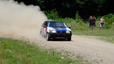 Sochi, Rusya - 18 Temmuz 2020: araba sürme, toz kaldırma, ralli yarışı. Tozlu, kumlu, toprak yolda.