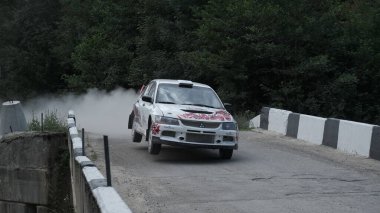 Sochi, Rusya - 18 Temmuz 2020: araba sürme, toz kaldırma, ralli yarışı. Tozlu, kumlu, toprak yolda.