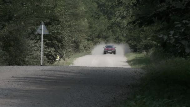 러시아의 2020 동작으로 운전하는 먼지를 들어올리는 먼지많고 비포장도로를 운전하는 — 비디오