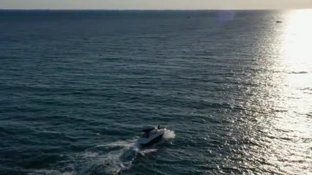 日没時に湾内のヨットの空中ビュー 海でロマンチックな夕日 晴れた日にはオープン海でヨットセーリング 熱帯でのボート セーリング航空4Kビデオ映像 — ストック動画