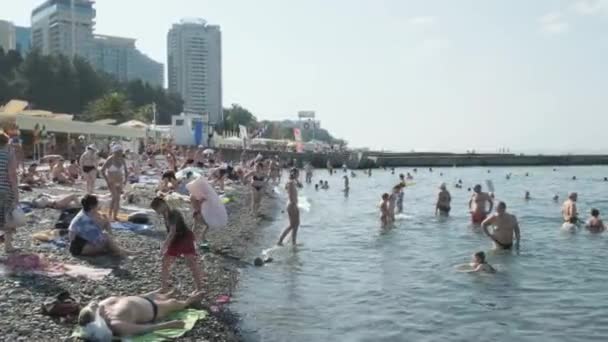 Sotchi, Russie - 20 JUILLET 2020 : Un groupe de personnes de Sotchi sur la plage. Les touristes se baignent et s'amusent au complexe de luxe. Concept de loisirs et de divertissement. — Video